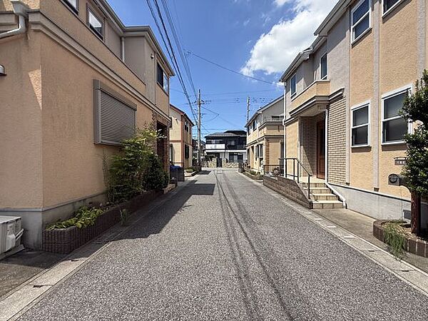 前面道路は車通りが少なく、毎日の車の出し入れや、お子様の通行に安心です！