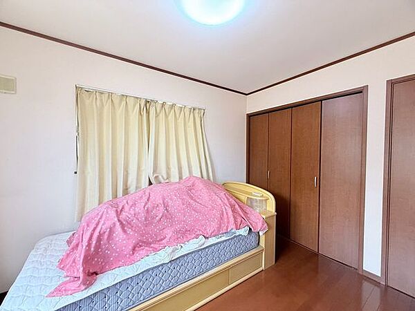 家族の気配を感じつつ、個人の時間もしっかり確保。心からリラックスできる、快適な洋室です。