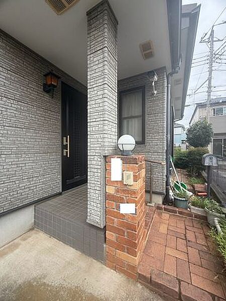 屋根のある玄関アプローチで、雨の日も濡れずにスムーズに出入りできます。傘を折りたたむ際や荷物の多い日、お子様のレインコートの脱ぎ着も落ち着いて行える、暮らしの快適さを高める配慮が嬉しい設計です。