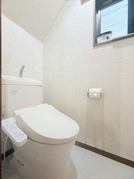 毎日使うトイレは落ち着きと清潔感のあるデザイン