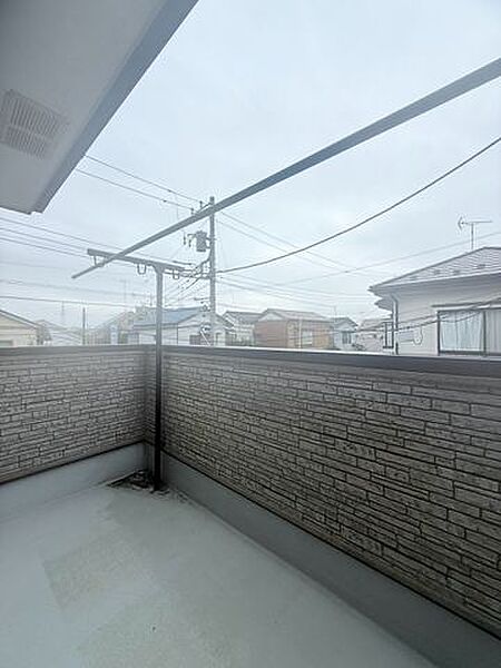 陽当たり良好で爽やかな風が吹き抜ける明るいバルコニー。洗濯物や布団もふかふかに乾き、毎日の家事を気持ちよくサポートします。鉢植えを置いてミニガーデンを楽しむなど、多目的に活躍する空間です。