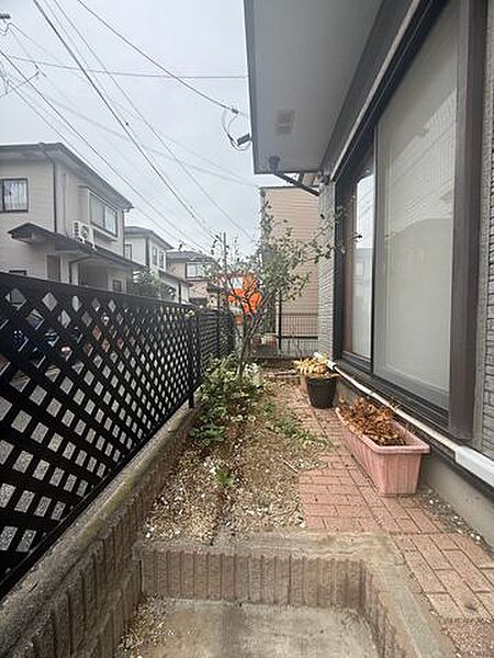 ちょっとしたプランター栽培や、自転車置き場など、幅広く使えるお庭スペース。家族の暮らしを広げます。