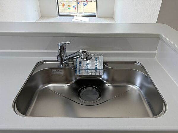鍋や大皿も洗える広々としたシンクです。ステンレスのため耐久性・お手入れしやすさも魅力です