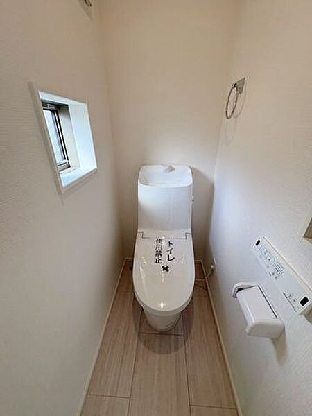 押しやすい大きなボタンで、ワンタッチでスムーズに点滅できるトイレスイッチ。小さなお子様、ご高齢の方でもラクに操作できます。誰でも直感的に使える優しく快適な設計です。