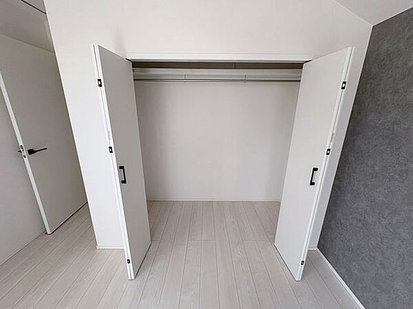 各部屋に収納スペースを確保し、自室に集約。共有スペースがすっきりと片付きます。