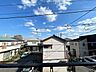 その他：澄み渡る青空が目の前に広がり、日々の暮らしに心地よい開放感と癒やしをもたらします。