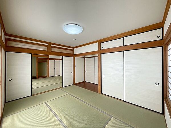 【7.3帖和室】襖を開ければ、広々二間続きの計18帖和室に。家族や友人が泊まりに来ても安心の広さです。
