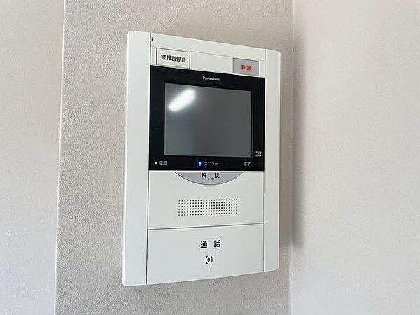 室内からオートロックの解錠が可能な、モター付きインターホン。鍵を開ける前に画面で相手を確認できるため、不審者の侵入予防や防犯対策に効果的です。