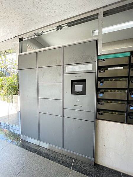不在時でも荷物をスムーズに受け取れる便利な宅配ボックス。外出中や対面での受け取りを控えたい時にも重宝します。再配達の手間を省き、配達時間を気にせず自由にお出かけを楽しめます。