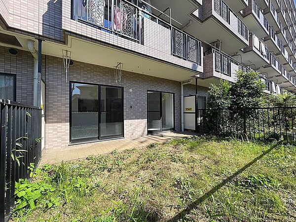 気軽に出入りできる専用庭。陽光と風を身近に感じながら、ガーデニングやお子様の遊び場など、家での過ごし方の可能性がぐっと広がる魅力的な住まいです。