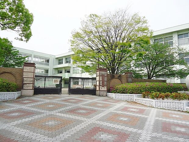 みよし市立三吉小学校（185m）