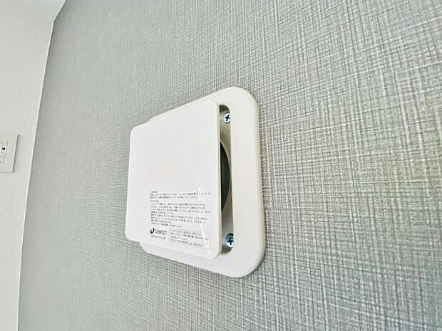 お部屋の中の空気を24時間循環・換気するシステムです♪ きれいな空気を取り入れることができ、カビを発生させる結露や湿気を防ぐことに役立ちます