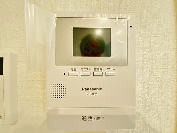 外出中も来訪者をカラー画面でしっかり録画しますボタンひとつで通話が可能です♪ 在宅時にも鮮明なモニターでしっかり相手を確認できます♪
