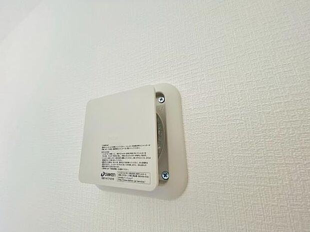 お部屋の中の空気を24時間循環・換気するシステムです♪ きれいな空気を取り入れることができ、カビを発生させる結露や湿気を防ぐことに役立ちます