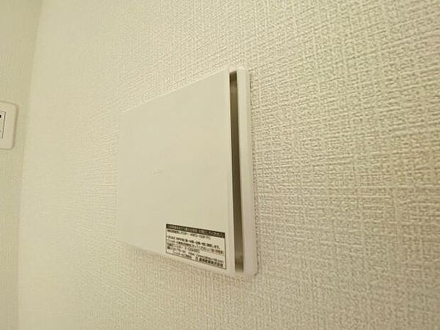 お部屋の中の空気を24時間循環・換気するシステムです♪ きれいな空気を取り入れることができ、カビを発生させる結露や湿気を防ぐことに役立ちます