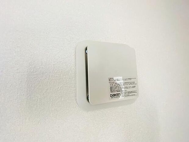 お部屋の中の空気を24時間循環・換気するシステムです♪ きれいな空気を取り入れることができ、カビを発生させる結露や湿気を防ぐことに役立ちます