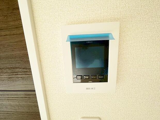 外出中も来訪者をカラー画面でしっかり録画しますボタンひとつで通話が可能です♪ 在宅時にも鮮明なモニターでしっかり相手を確認できます♪
