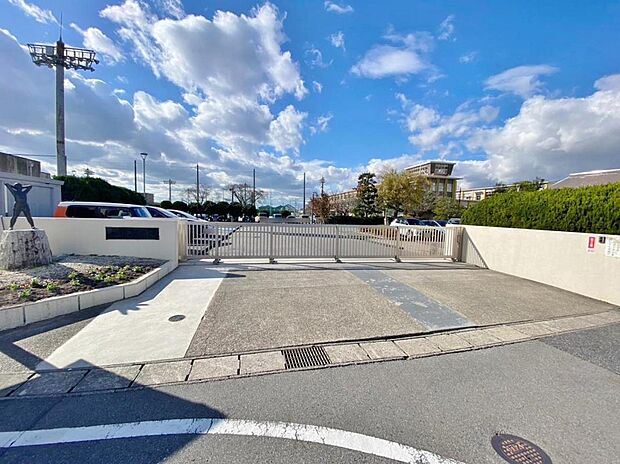 尾張旭市立旭中学校(730m)