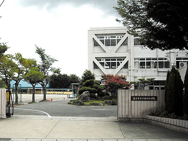 春日井市立神領小学校(900m)