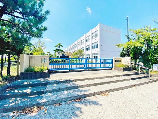 瀬戸市立西陵小学校(520m)