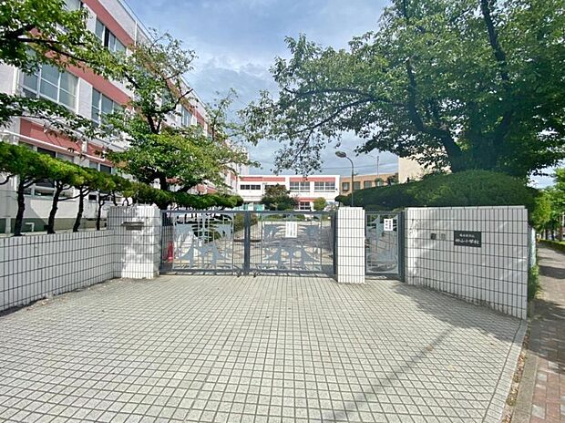 名古屋市立西山小学校(740m)