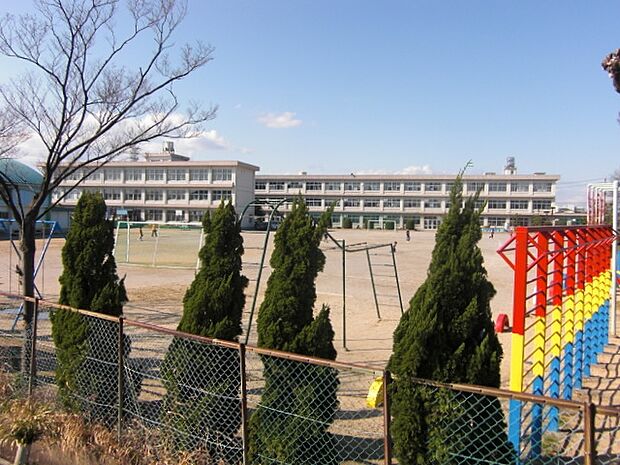 春日井市立牛山小学校(95m)