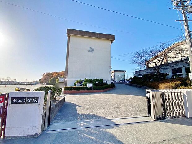 尾張旭市立旭丘小学校(580m)
