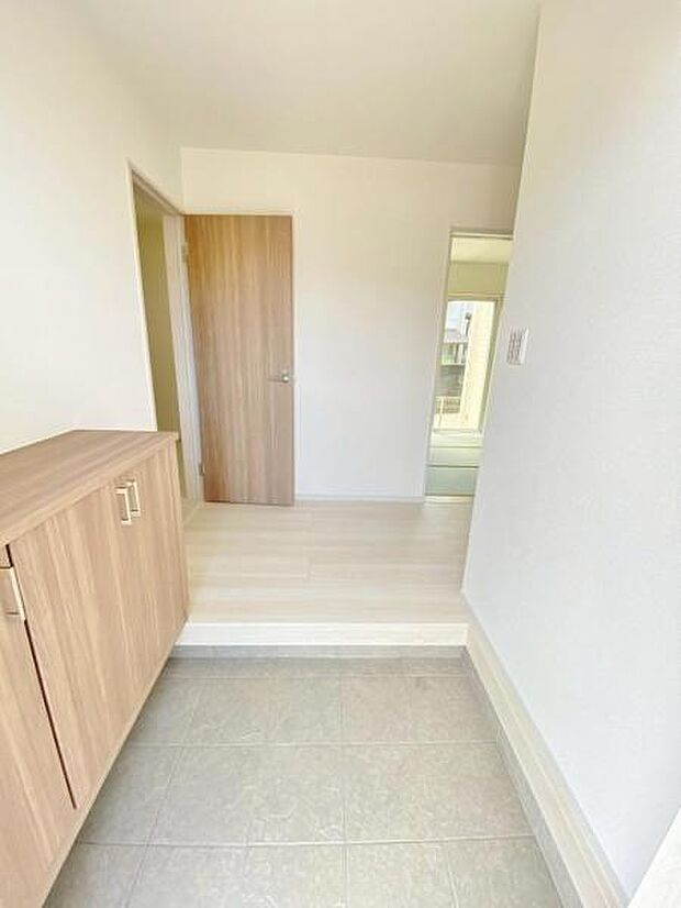 物で溢れがちな玄関も、たっぷり収納可能な玄関収納でスッキリ快適♪