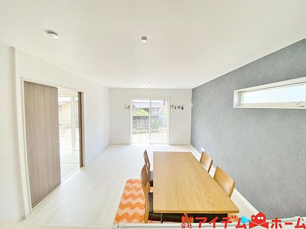 南側から明るい日差しをたっぷり取り込めるリビングです♪