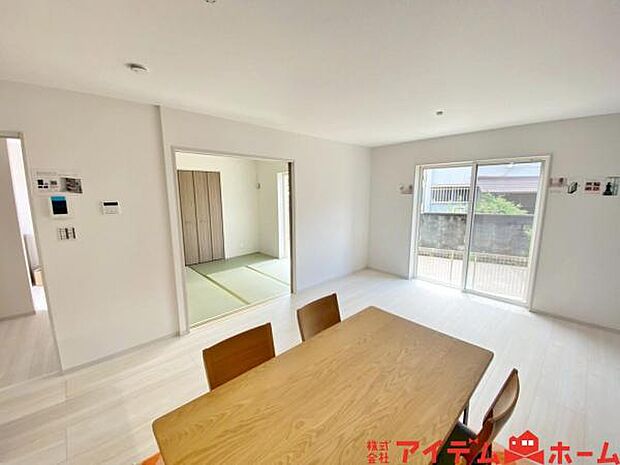 南側から明るい日差しをたっぷり取り込めるリビングです♪