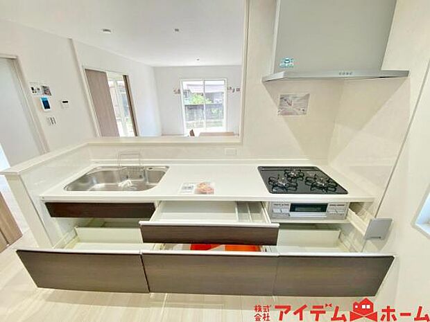 料理をしながら会話が楽しめる対面キッチンリビングで遊ぶお子様の様子も見えるので安心です♪