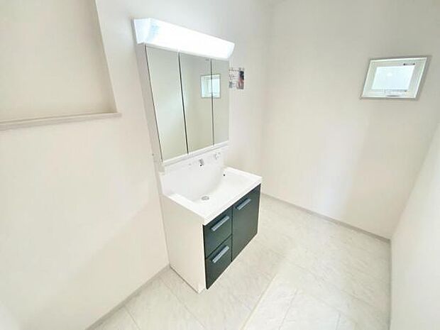 暮らしを快適に変える、シャワー付き洗面化粧台♪