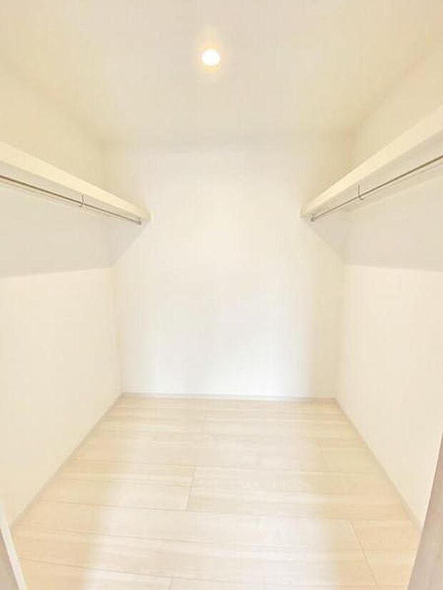 季節物もまるごと収納できる、衣替えいらずの嬉しい大型収納