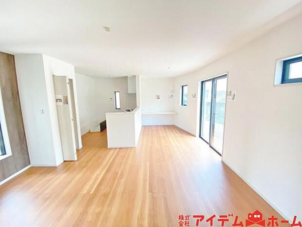 南側から明るい日差しをたっぷり取り込めるリビングです♪