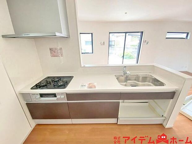 料理をしながら会話が楽しめる対面キッチンリビングで遊ぶお子様の様子も見えるので安心です♪