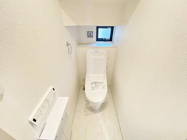 ウォシュレット機能付で清潔・快適♪　窓付きで明るい空間です。