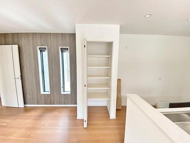 食品の保管に便利なキッチンパントリー完備棚付きでスッキリと片付けられます