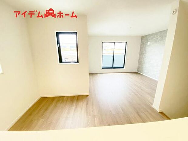 リビング 南向きのため明るい陽射しが射し込みます♪