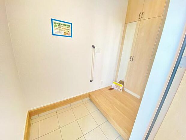 散らかりがちな玄関もスッキリ片づけられる収納付き外出前に身だしなみをチェックできる姿見もあります