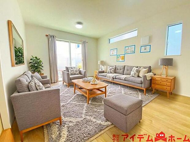 ※家具設置イメージです　 南側から明るい日差しをたっぷり取り込めるリビングです♪