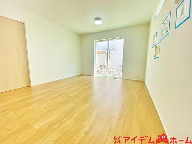 南側から明るい日差しをたっぷり取り込めるリビングです♪