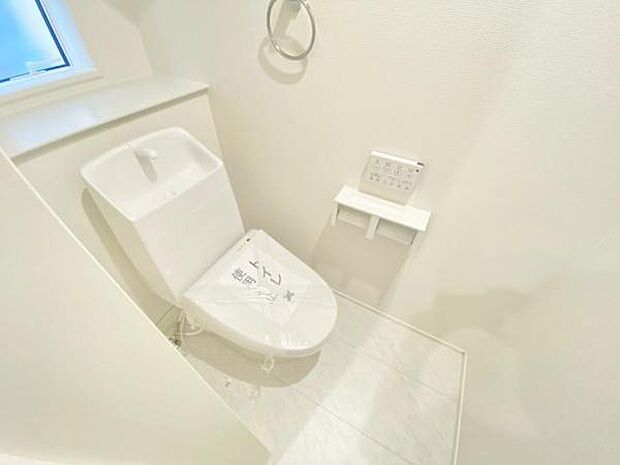 ウォシュレット機能付で清潔・快適♪　窓付きで明るい空間です。