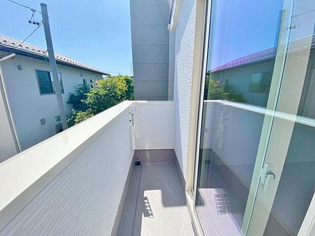 日差しをたっぷり受けれる南面バルコニーで毎日のお洗濯も快適♪