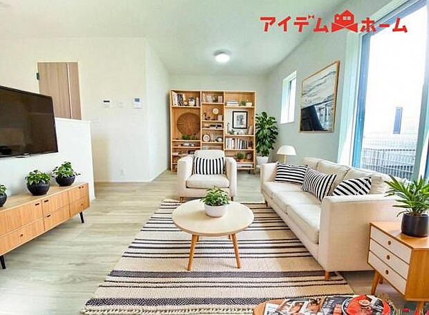 ※家具設置イメージです　 南側から明るい日差しをたっぷり取り込めるリビングです♪