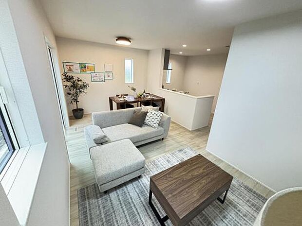 家族団らんの時間も増えそうな、ゆったりと寛げるLDKが魅力です♪