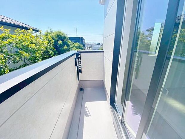 日差しをたっぷり受けれる南面バルコニーで毎日のお洗濯も快適♪