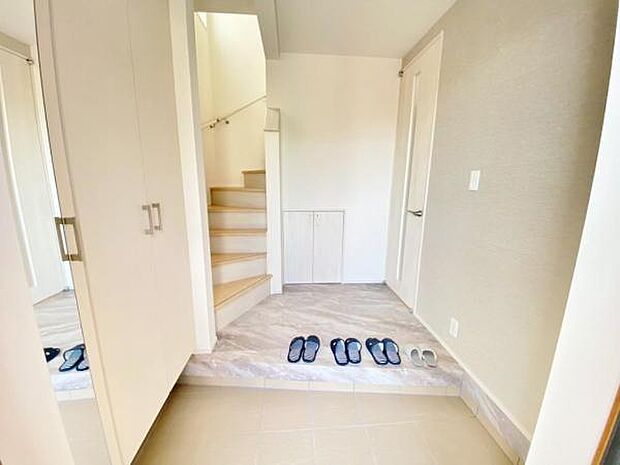 散らかりがちな玄関もスッキリ片づけられる収納付き外出前に身だしなみをチェックできる姿見もあります