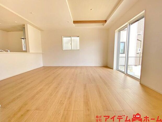 南側から明るい日差しをたっぷり取り込めるリビングです♪