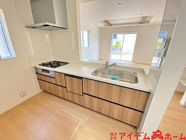 料理をしながら会話が楽しめる対面キッチンリビングで遊ぶお子様の様子も見えるので安心です♪