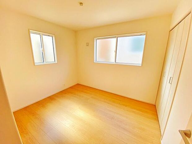 心地良い日差しが差し込む明るい居室